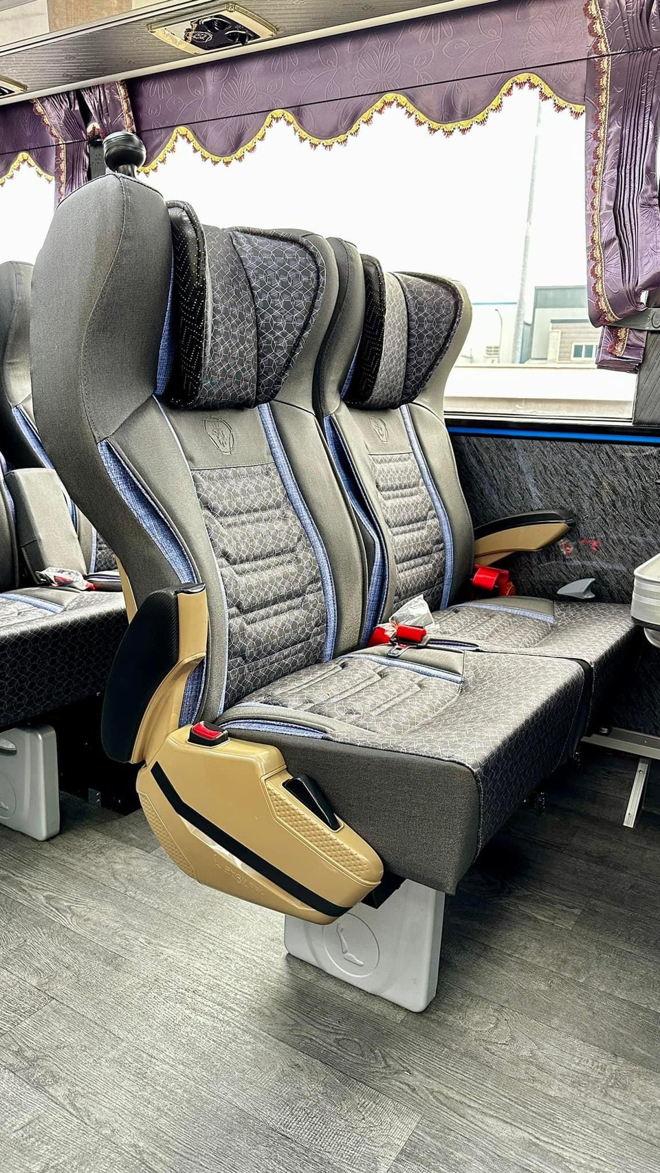 三排椅八輪遊覽車